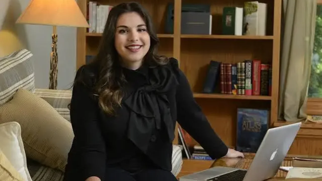 Author Victoria Aveyard of East Longmeadow signs 3-book deal with HarperCollins, movie option with Universal